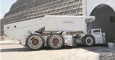 全球首套铰接式百吨级综采成套搬家装备成功应用