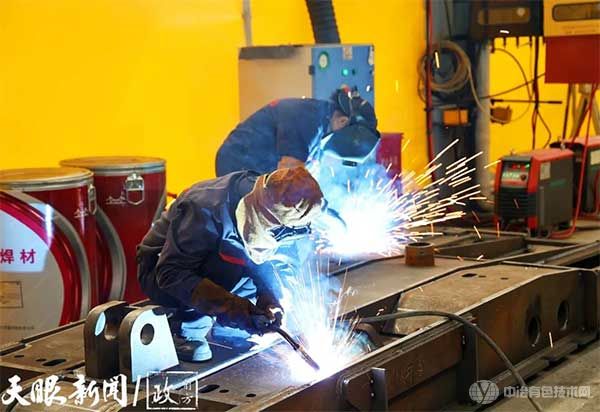 工人们在焊接机械设备