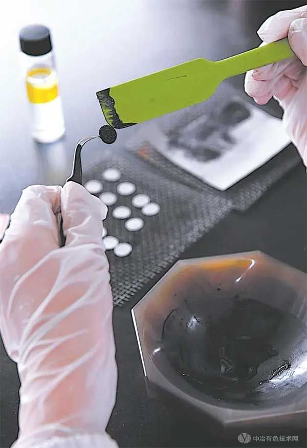 科研人员进行水系锌离子电池极片制备