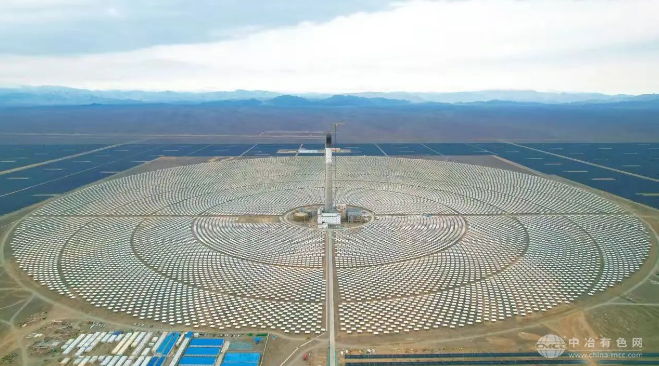 新疆吐鲁番900MW“光热与光伏”项目：光伏工程全容量成功并网发电
