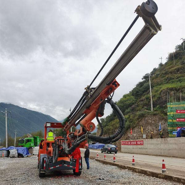 矿用液压单臂凿岩台车