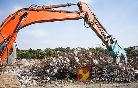 挖掘机液压破碎钳粉碎混凝土