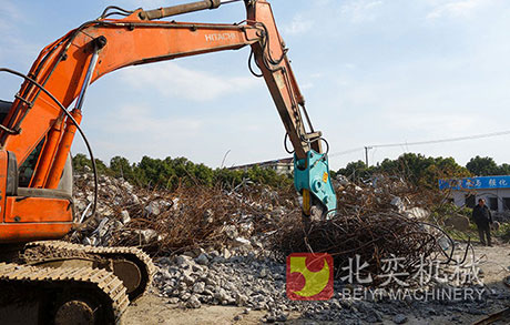 挖掘机液压破碎钳打包钢筋