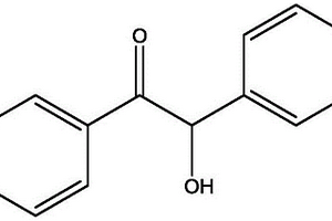 基于苯偶姻提高电容器介质薄膜的直流击穿场强方法