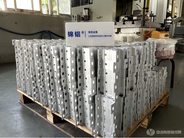 加工铝型材时，哪种情况会导致材料弯曲？如何解决？