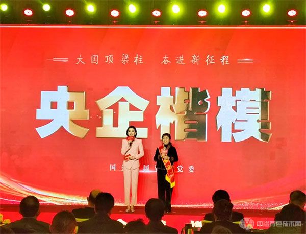 黄小卫院士在颁奖现场接受采访