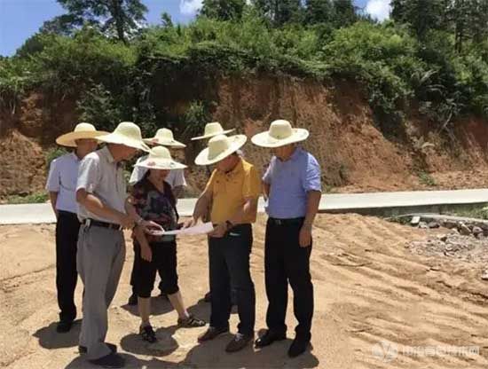 中国工程院院士黄小卫在稀土矿山现场。 中国工程院院士黄小卫在稀土矿山现场。