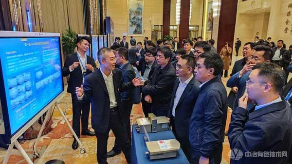 山西移动党委书记、董事长、总经理廖建参观5G-DMN新技术展示区。 山西移动党委书记、董事长、总经理廖建参观5G-DMN新技术展示区。