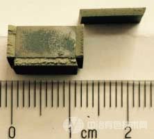 氧化实验后3#合金的外观照片,右上角为剥离后的氧化层 氧化实验后3#合金的外观照片,右上角为剥离后的氧化层
