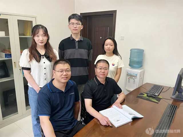 王富生教授与团队部分成员在一起
