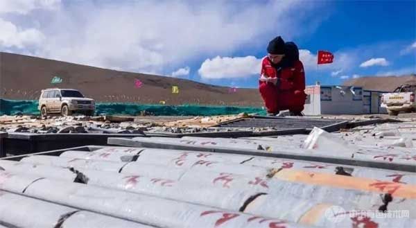2023年9月，地质工作队员正在编录火烧云铅锌矿岩芯
