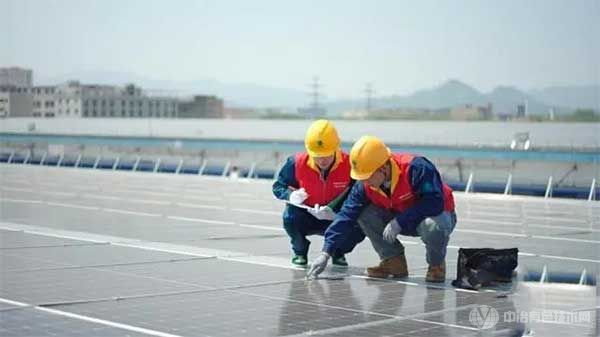 4月10日，国网金华金东供电分公司员工来到中外运国际物流有限公司，开展春季光伏电站体检特巡。