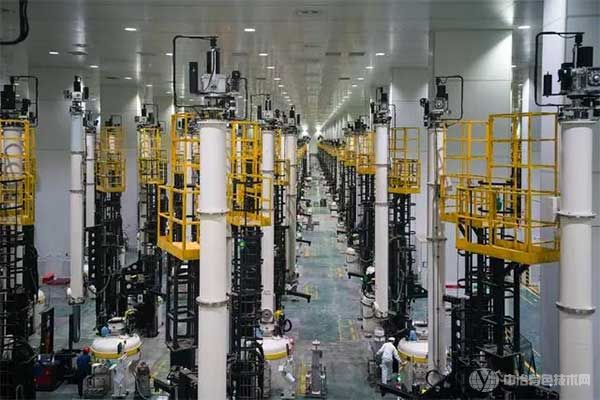 这是5月15日拍摄的曲靖隆基硅材料有限公司拉晶车间。