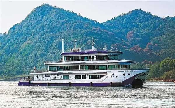 氢燃料电池动力示范船“三峡氢舟1”号在长江上航行