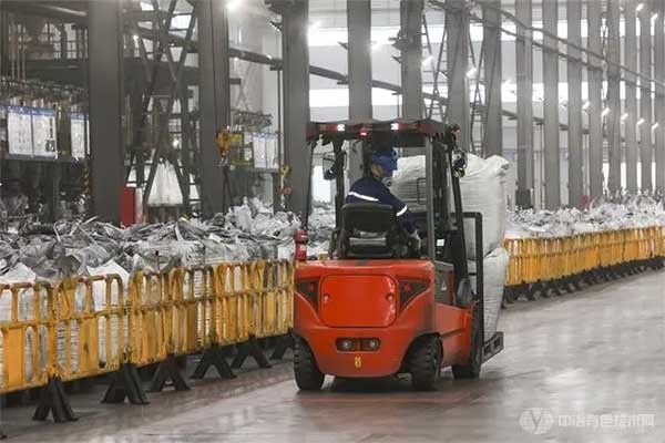 贵安锂电池产业：负极材料成品生产热火朝天