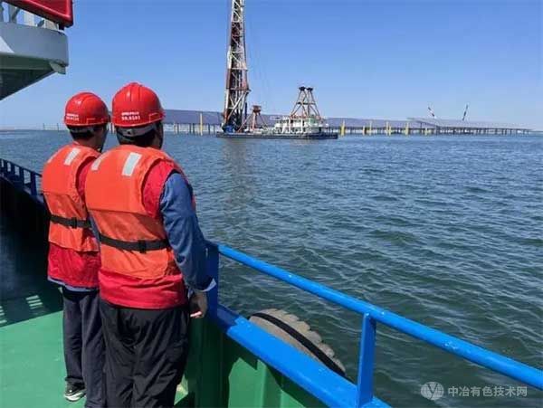 国网烟台供电公司员工服务海上光伏项目