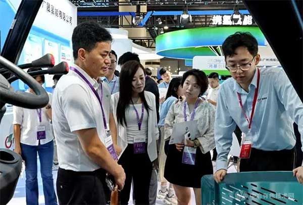 8月9日，2024第二届世界氢能产业博览会上，参观者正在观摩氢能车辆