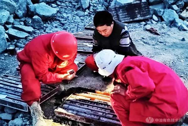 新疆地质局哈密地质大队工作人员在进行编录作业