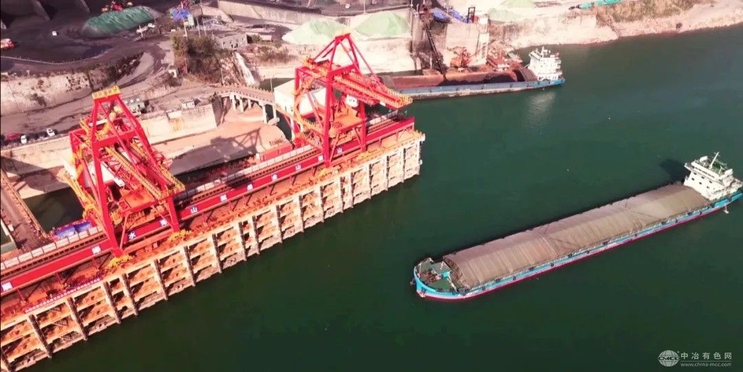 博赛集团圭亚那铝土矿成功运抵万州港   标志国际化战略重要进展