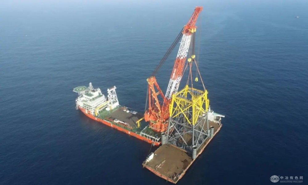 5000吨级自航全回转起重船“华兆龙”海上首航成功
