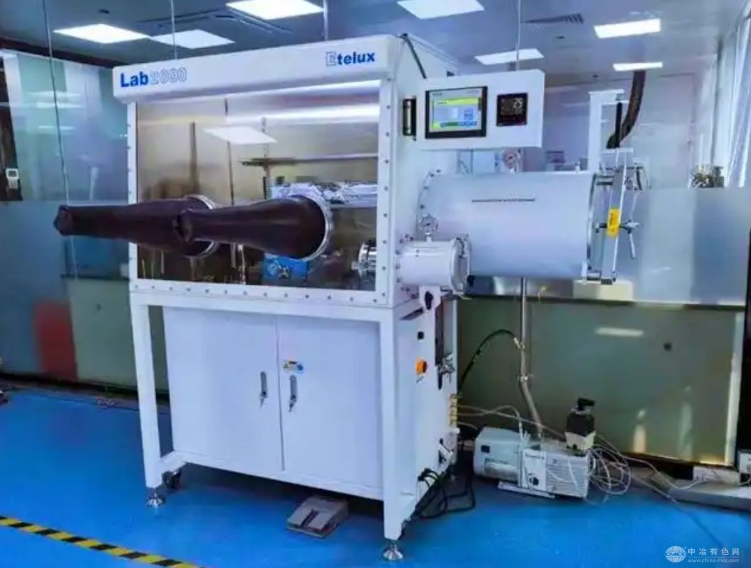华东理工大学突破钙钛矿太阳电池寿命瓶颈，石墨烯—聚合物增强技术成关键
