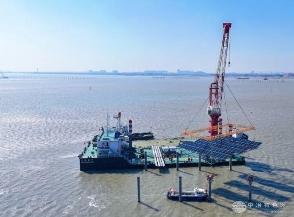 中核光伏工程海上首块模块吊装成功，新施工方案落地见效