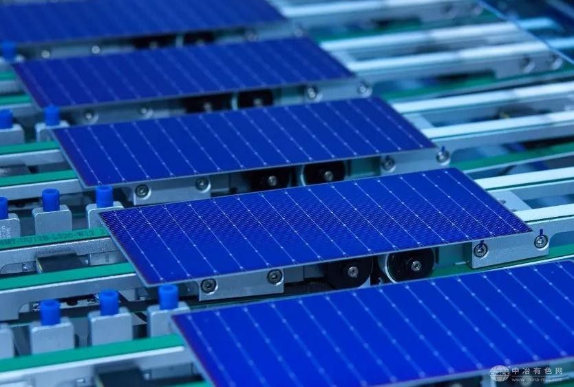 全球首块800W+工业标准尺寸叠层光伏组件在天合光能诞生