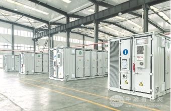 华钠芯能首批“华阳造”钠电储能直流舱成功下线