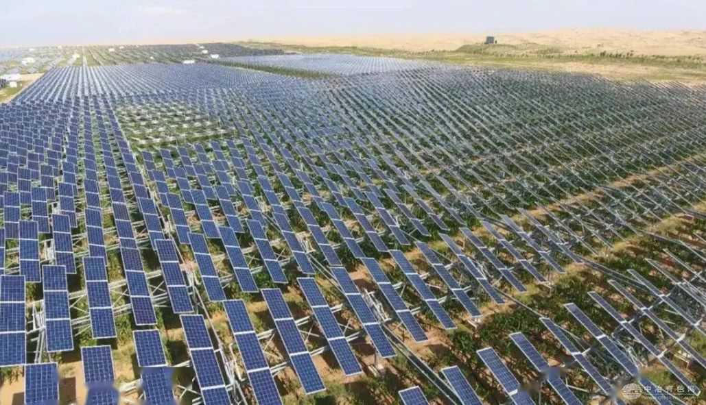 新疆英吉沙500兆瓦光伏治沙项目首次并网成功，助力绿色低碳发展