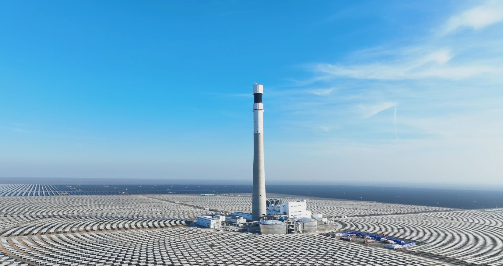 吐鲁番1GW“光热+光伏”一体化工程300兆瓦光伏部分全容量并网发电成功