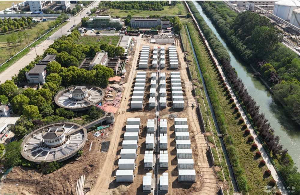 常州市新北区100兆瓦/200兆瓦时新型独立储能电站项目储能区设备吊装圆满收官