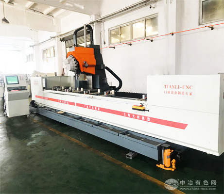 五轴向型材复合数控加工中心