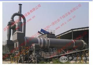 污泥烘干机简介 污泥烘干机(污泥干燥机，Sludge Dryer)是采用温登布鲁克污泥烘干设备和技术在国外成功的应用经验，生产的污泥专用烘干机，内部为多通道螺旋结构、TSI组合式抄板系统和自清理装置，可以干燥各类污泥、泥状、膏状、糊状等物料。 工作原理 污泥烘干机(污泥干燥机)采用专用刀盘式大倾角加料器、强力打散装置、高强度传热等一系列新技术和设备。沿轴向分布多个螺旋流道，与径向的多种TSI组合式抄板相配合，形成了独特的多通道螺旋结构。 污泥经由专用刀盘式大倾角加料器进入干燥机内，被转动的筒壁上的特殊设计的刮刀式抄板、箅板、翼板和组合式抄板抄起到顶部落下，在下落的过程中由打散装置打散破碎。大块物料在反复抄起落下的过程中，不断被打碎成小颗粒，在干燥机前1/3处，采用高强度辐射传热技术快速干燥物料，将物料干燥成为无粘度的小颗粒，而后进入降速干燥段，完成干燥过程，其工作过程如下： 污泥由给料机经专用加料器或抛料器进入干燥机内大倾角刮刀式料板上(第一区)，随着筒体的转动，物料被导至倾斜扬料板上(第二区)，即被提升到筒体的中心位置，逐渐洒落形成料幕，高温气流从中穿过，使物料预热并蒸发部分水分。 当物料洒落、移动到活动的篦条式翼板上(第三区)时，物料与预热过的篦条式翼板夹杂在一起，将热量传给物料，进一步使水分蒸发。同时，翼板将物料提起、洒落，重复多次，物料与热气流进行对流换热，在污泥不与筒体内表面接触的情况下进行干燥，避免了粘壁问题。 当物料移动到第四区间，即带有清扫装置的圆弧形物料板时，清扫装置在上部空间所接受的热量传给物料，随着筒体的转动，物料被扬料板提起洒落，与热气流进行充分的热交换。同时，埋在物料中的清扫装置，把扬料板内壁粘附的物料清扫下来。当清扫装置随筒体转过垂直线以后，又在圆弧扬料板背面拖动，将其粘附在扬料板外壁的物料清扫下来。随着筒体的不断转动，使部分水分蒸发，污泥得到进一步干燥。同时，清扫装置对污泥团球也起到了打碎作用，提高了干燥速度。 物料移动到第五区，进一步被清扫装置打碎，使其中的水分蒸发。当物料进入第六区间时，即变成低水分的松散物料。 为减少扬尘和减轻除尘器的负荷，距离筒体末端一定范围内可不设扬料板，干燥后的物料滑行至排料箱，完成整个干燥过程。