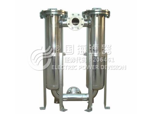 工业废水处理并联袋式过滤器产品介绍： 工业废水处理并联袋式过滤器采用侧进底出方式，通过管道中的压力将过滤液体介质压入或抽入过滤器桶体，要过滤的液体介质经由不锈钢板冲孔支撑滤篮承托的过滤袋的过滤，产生理想的固液分离达到液体介质被过滤的效果。袋式过滤器不同的过滤精度，取决于不同精度的过滤袋。由于液体介质进入滤器后是从滤袋顶端流入，使得液体可均匀分布在整个滤袋的过滤表面，令整个层面中的流体分布基本恒定一致，紊流的负面影响小，过滤效果好。国海双联可切换袋式过滤器具有结构合理、占地面积小、密封性好、流通能力强、操作简便等诸多优点。尤其是滤袋侧漏机率小，能准确地保证过滤精度，并能快捷地更换滤袋，使得操作成本降低。滤器内外表面采用机械喷砂抛光处理，均匀、易清洗。国海过滤器设计还可据客户要求，提供带有夹层保温形式的过滤器单袋或多袋式、可调节的支撑脚架或吊钩，以满足不同客户的使用。 性能特点 工业废水处理并联袋式过滤器性能特点： 工业废水处理并联袋式过滤器在结构的设计上做了很大一部分的调整，算是袋式过滤器的一种，使其真正的克服了传统过滤器的纳污量小、过滤时容易受污物堵塞、过滤的部分还需要人工的拆卸等诸多不变，使双联过滤器的滤体加大了容量，在过滤的时候再也不会出现堵塞的现象，并且更大一部分在于，它不仅可以完成污水的过滤，并且在过滤之后还可以自动的进行清洗、排污，而且，更为突出的是，在清洗的同时还可以不间断的供水，这样的设计真正的更加满足了用户的需求。双联可切换不锈钢袋式过滤器主要应用于：化工，石油化工生产中的弱腐蚀性物料，如：水、氨、油品、烃类等;化工生产中的腐蚀性物料，如：烧碱、浓稀硫酸、碳酸、醋酸等;制冷中的低温物料，如：液甲烷、液氨、液氧和各种冷剂;轻工食品，制药生产中有卫生要求的物料，如：啤酒、饮料、乳制品、粮浆医药用品等。 技术参数 工业废水处理并联袋式过滤器技术参数： 1、过滤面积：0.15㎡-15㎡; 2、过滤能力：5t/h-900t/h; 3、适用温度：≤120℃; 4、滤网孔径：60～1000目(供选); 5、工作压力：≤1.6MPa; 6、滤器材质：304/316L; 7、进出口管径：DN20-DN250; 8、内外表面处理方式：内镜面抛光，外镜面抛光或亚光。